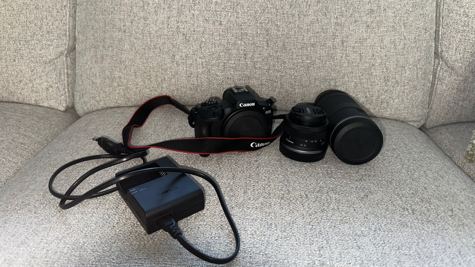 Canon EOS R100+18-45mm kitlens+75-300mm, lens in goede staat, Ophalen, Gebruikt, Accu, Canon