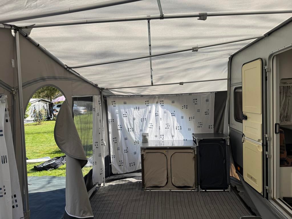 Kip TRZ47 Caravan met voortent - Ideaal voor de vakantie, Ophalen, Zo goed als nieuw, Minder dan 5 meter