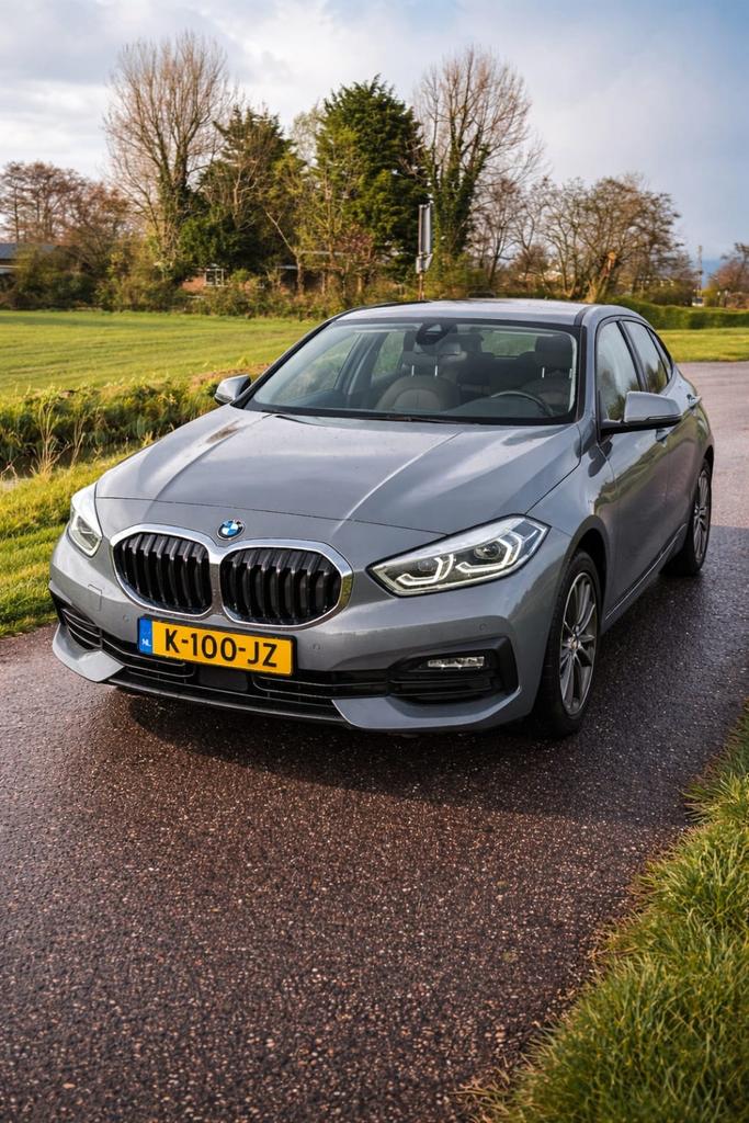 BMW 1-Serie 118i Automaat CARPLAY 2021 Grijs trekhaak los, Auto's, 1295 kg, Origineel Nederlands, Grijs, Particulier