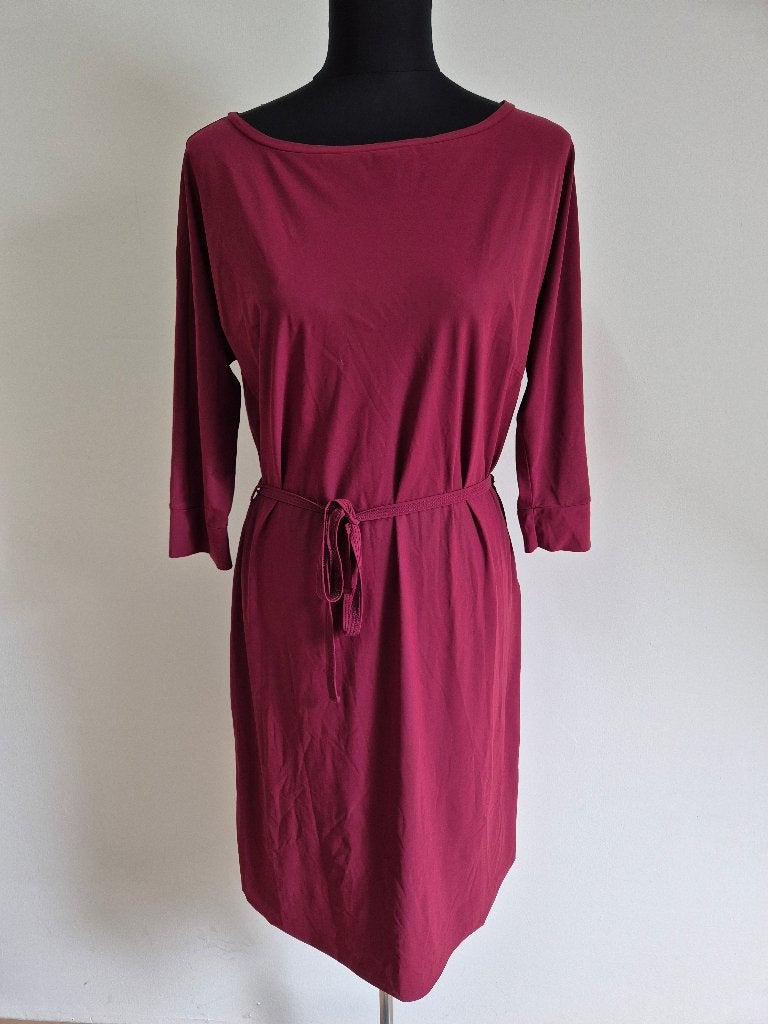 J456 - Wijnrode polyamide Hiltje H jurk maat M (1), Ophalen of Verzenden, Zo goed als nieuw, Maat 38/40 (M), Onder de knie