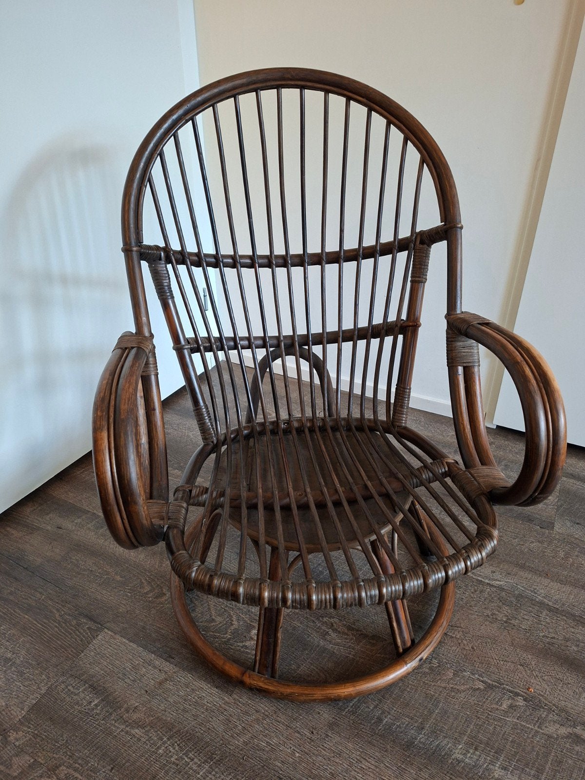 Vintage rotan riet rieten stoel fauteuil donkerbruin, Huis en Inrichting, Stoelen, Ophalen, Gebruikt, Bruin, Vintage