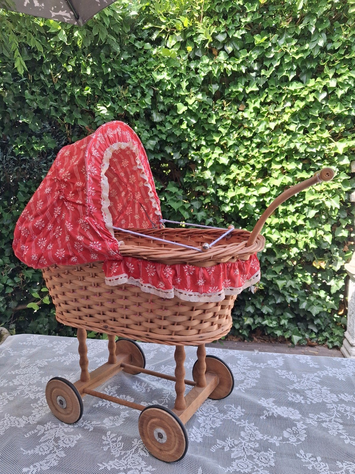 Vintage poppenwagen van riet met rode kap, Kinderen en Baby's, Speelgoed | Poppen, Ophalen, Gebruikt, Overige typen