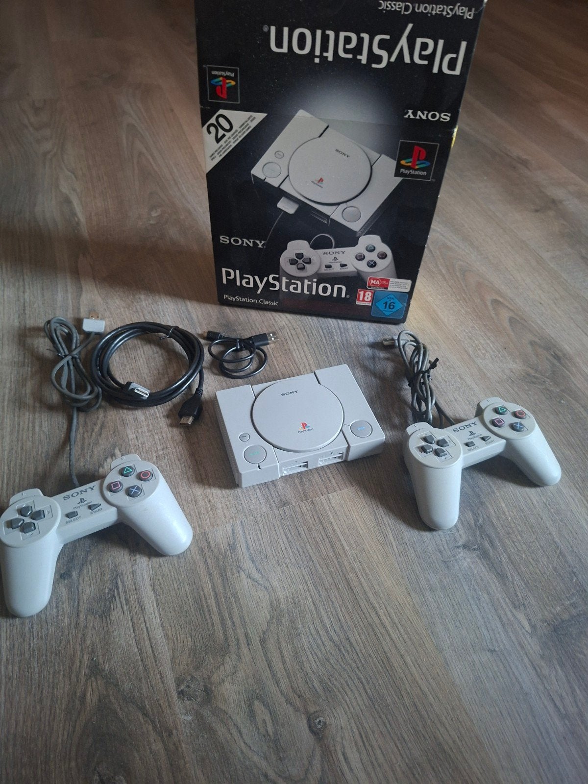 PlayStation Classic Mini  Compleet met doos en 2 controllers, Spelcomputers en Games, Ophalen of Verzenden, Zo goed als nieuw
