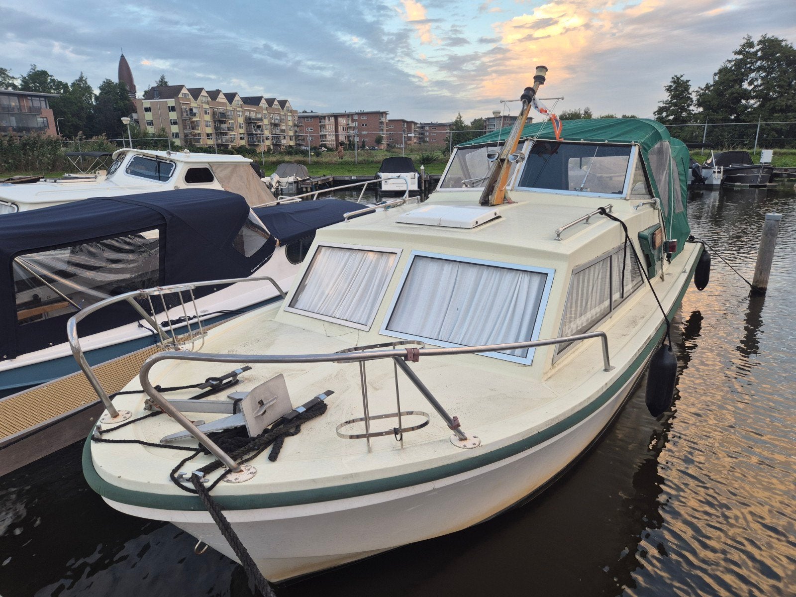 Nette Kajuitboot met Binnenboordmotor  Ideaal voor Recreatie, Ophalen of Verzenden, Gebruikt