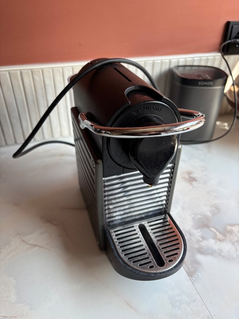 Nespresso Pixie C60 - Goede staat, Witgoed en Apparatuur, Koffiezetapparaten, Ophalen, Koffiepads en cups, Gebruikt, Espresso apparaat