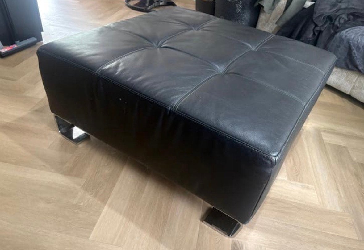 Zwarte leren poof, Huis en Inrichting, Banken | Voetenbanken en Poefen, Ophalen, Minder dan 50 cm, Gebruikt, 125 cm of meer
