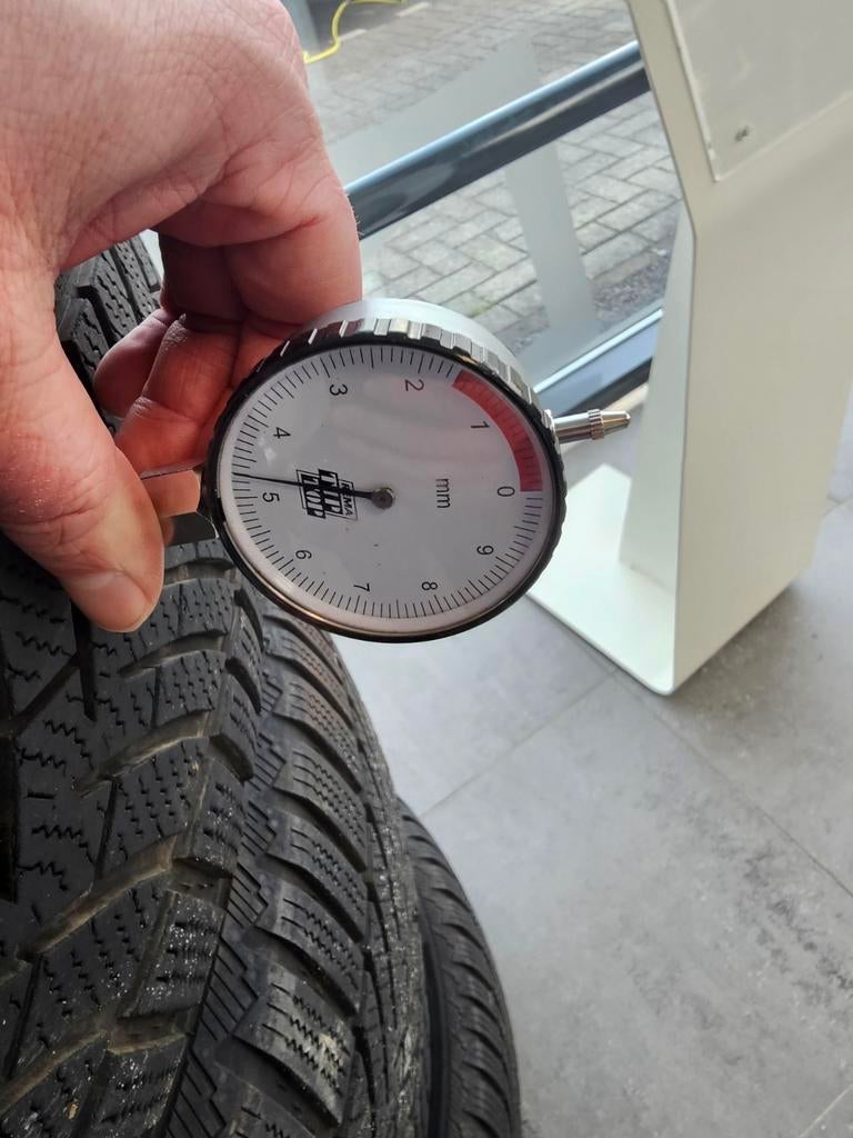 Semperit winterbanden 235/55/18 met 4.5-5.0 mm profiel, Auto-onderdelen, Banden en Velgen, Ophalen, 18 inch, Gebruikt, Winterbanden