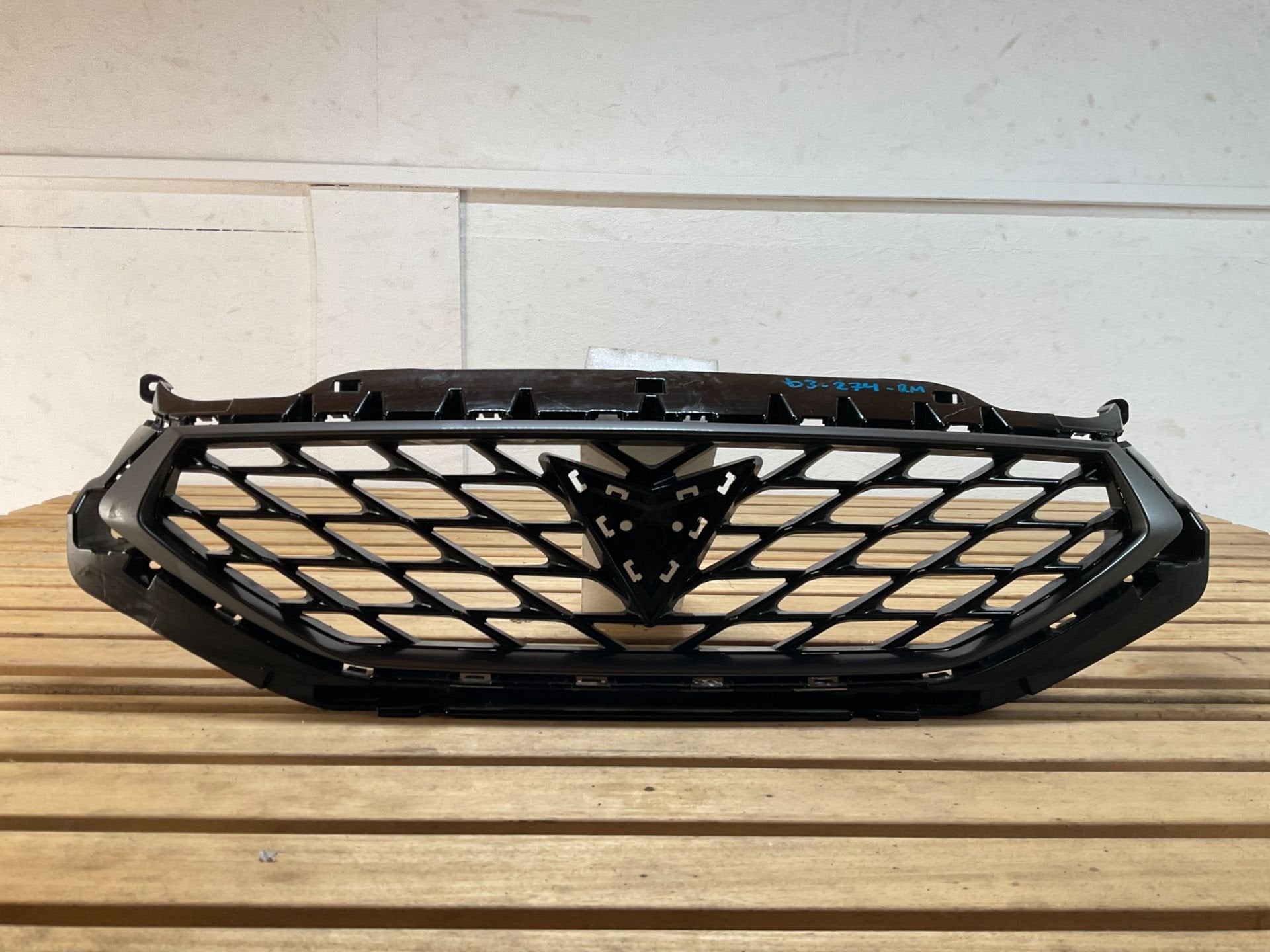 Bumper Grill Seat Leon Cupra 5FA853651C GRIL B3-274-RM, Gebruikt, Autovia A-2, Km 585 585
08760  Martorell, ES, Ophalen of Verzenden