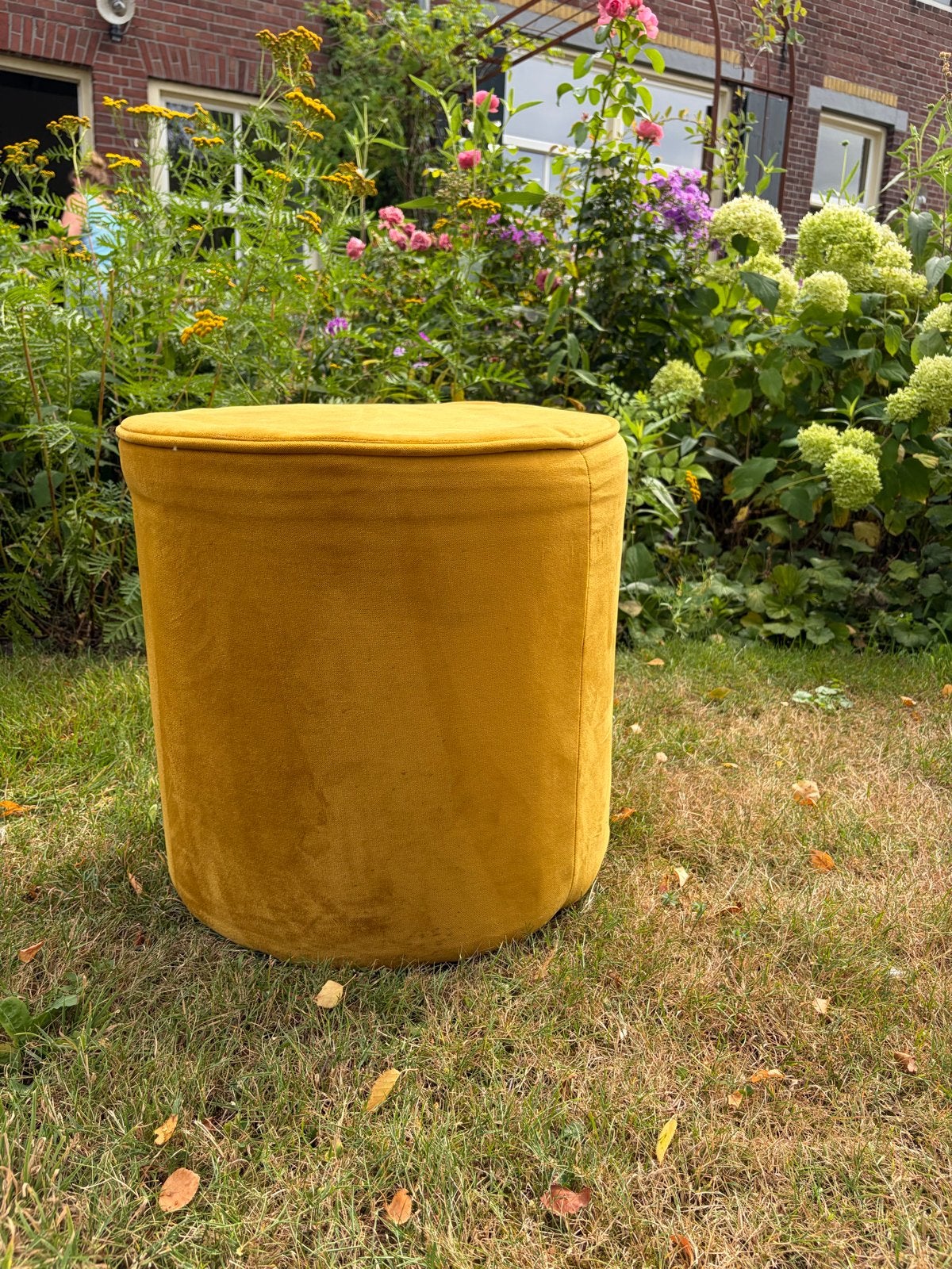 Okergele velvet poef, Ophalen, Minder dan 50 cm, Rond, Zo goed als nieuw