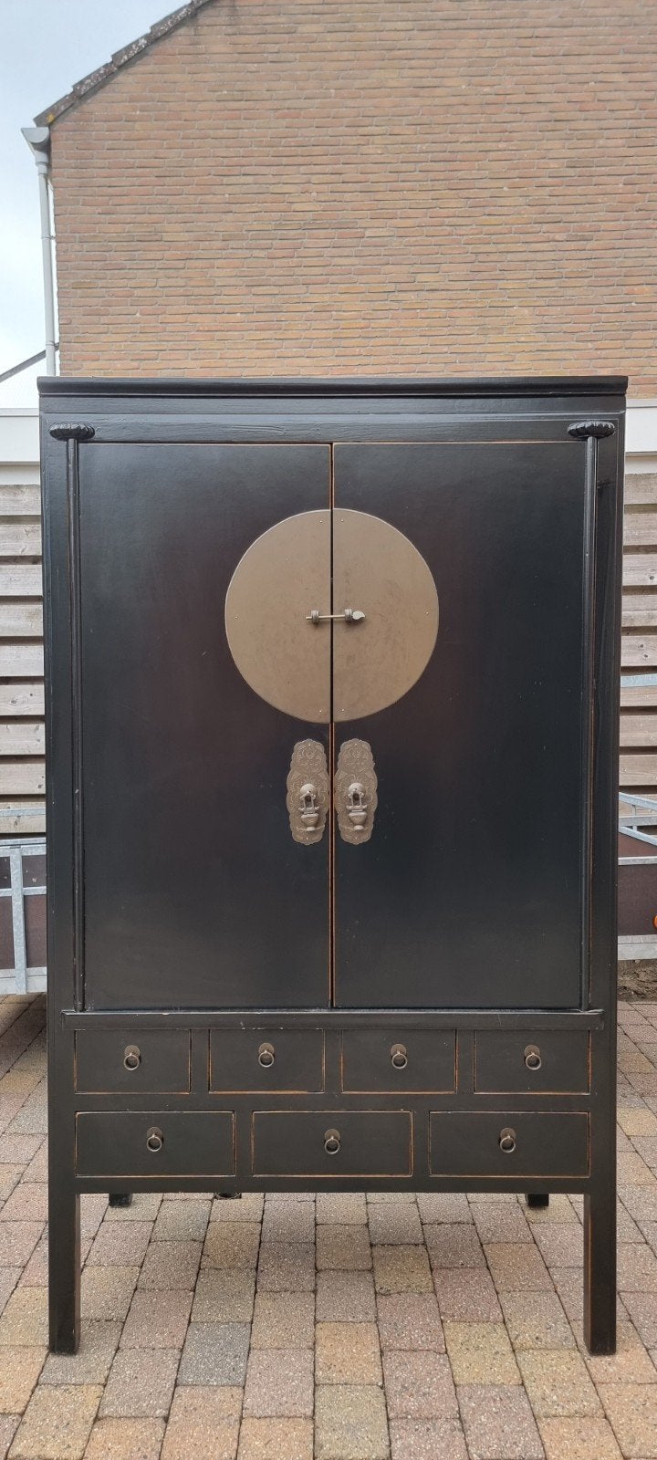 Zwart Chinees kabinet met messing beslag, Ophalen, Gebruikt, 100 tot 150 cm, Met lade(s)
