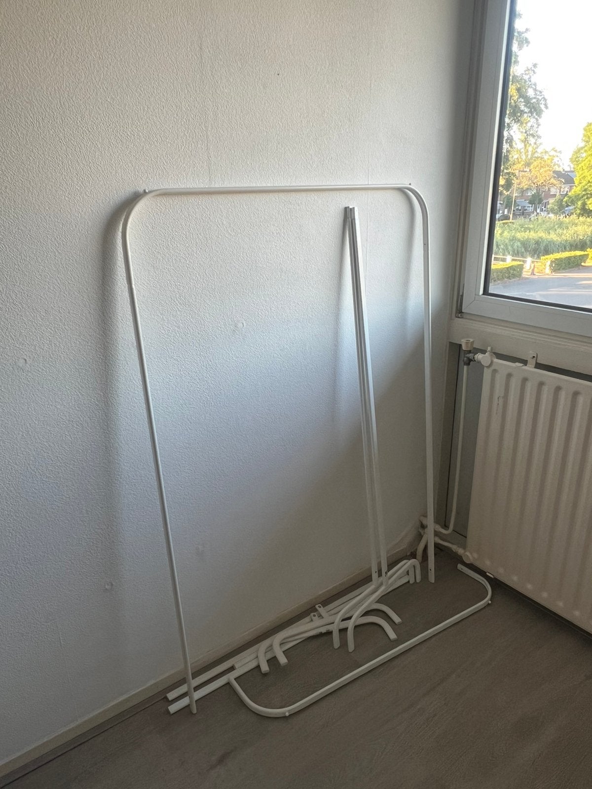 Twee standaard ikea kledingrekken, Ophalen, Zo goed als nieuw