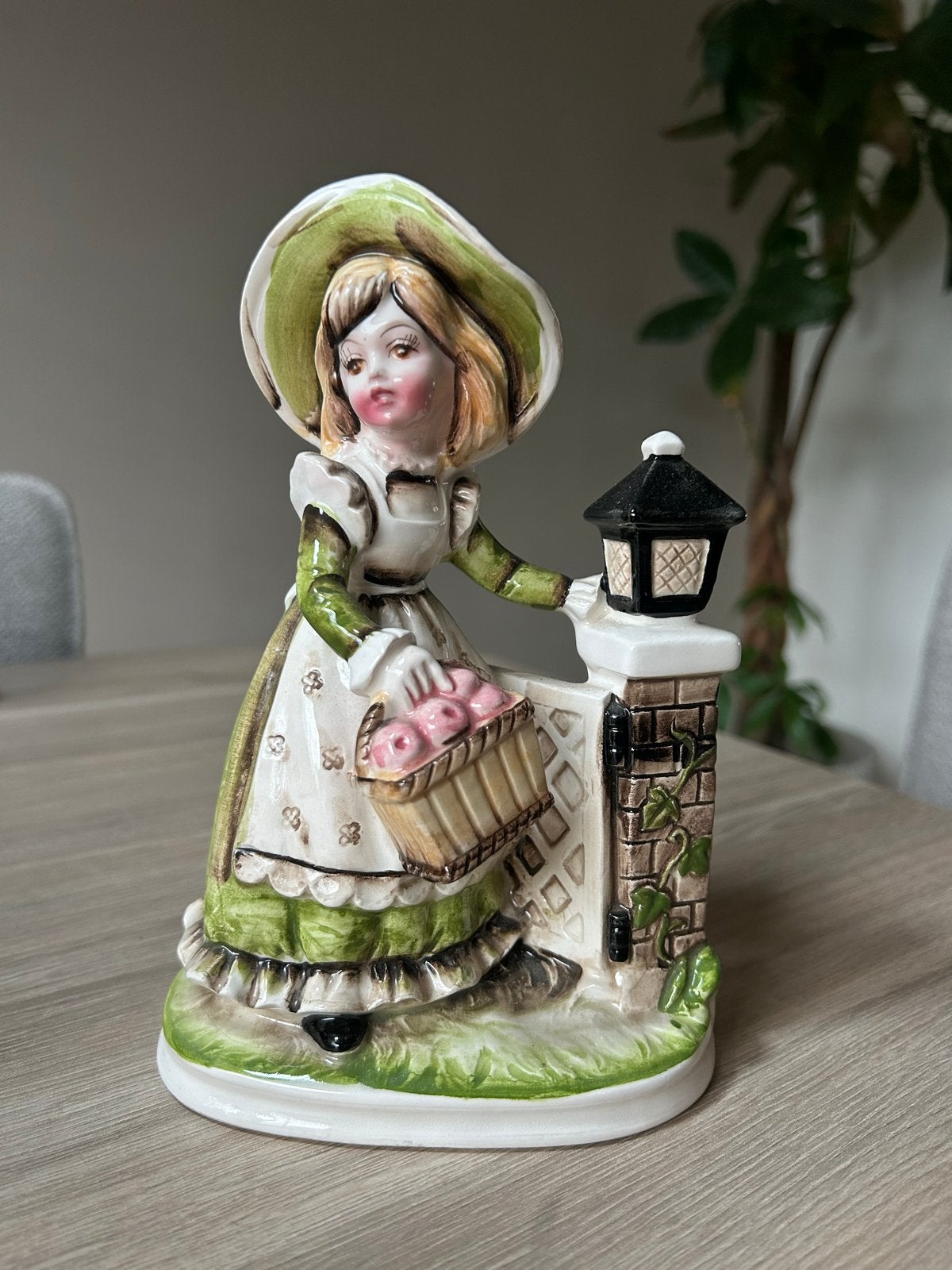 Vintage Kelvin's Keramieken Beeldje 'Meisje met Appels', Antiek en Kunst, Ophalen of Verzenden