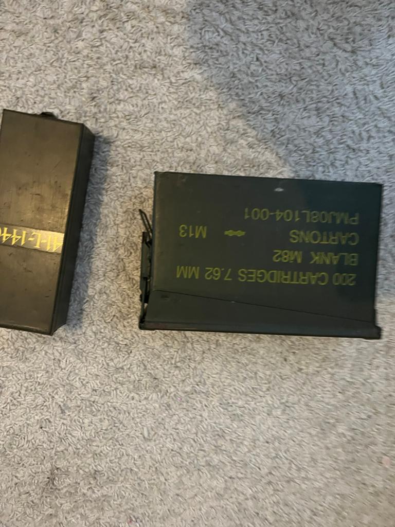 Helmen en ammo crate, Ophalen, Landmacht, Nederland, Helm of Baret
