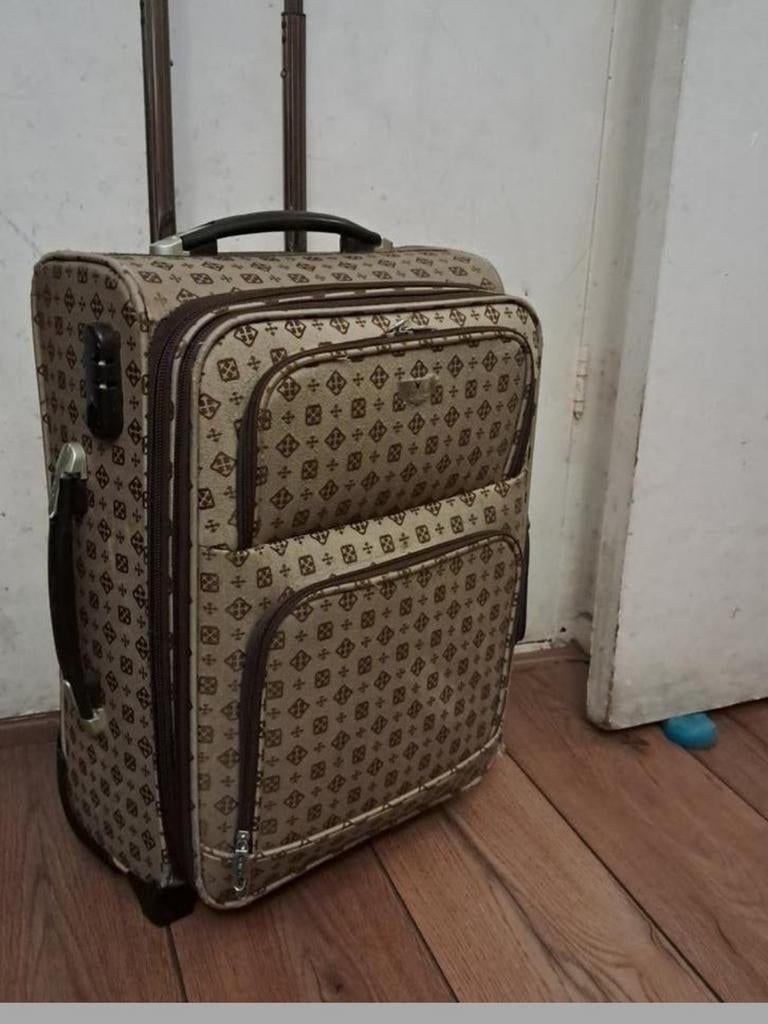 Te koop! Koffer iets groter dan handBaggage., Ophalen