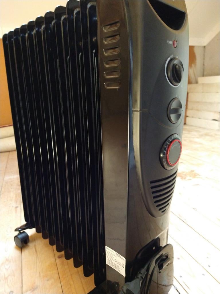 2500 watt oil filled radiator zo goed als nieuw, 30 tot 80 cm, Radiator, Ophalen of Verzenden, Zo goed als nieuw