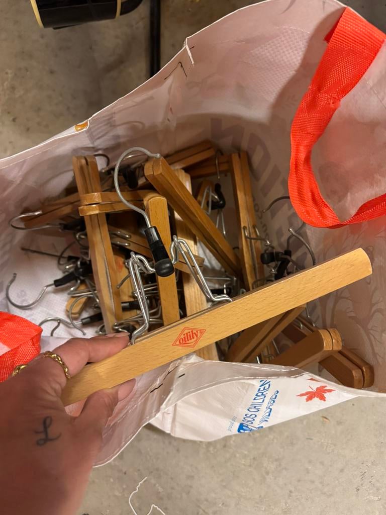 24 broek hangers, Ophalen, Gebruikt, Hout