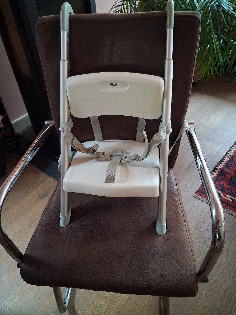Opklapbare Stoelverhoger kind "hang 'n seat", Kinderen en Baby's, Kinderstoelen, Ophalen, Gebruikt, Inklapstoel, Gordel(s)