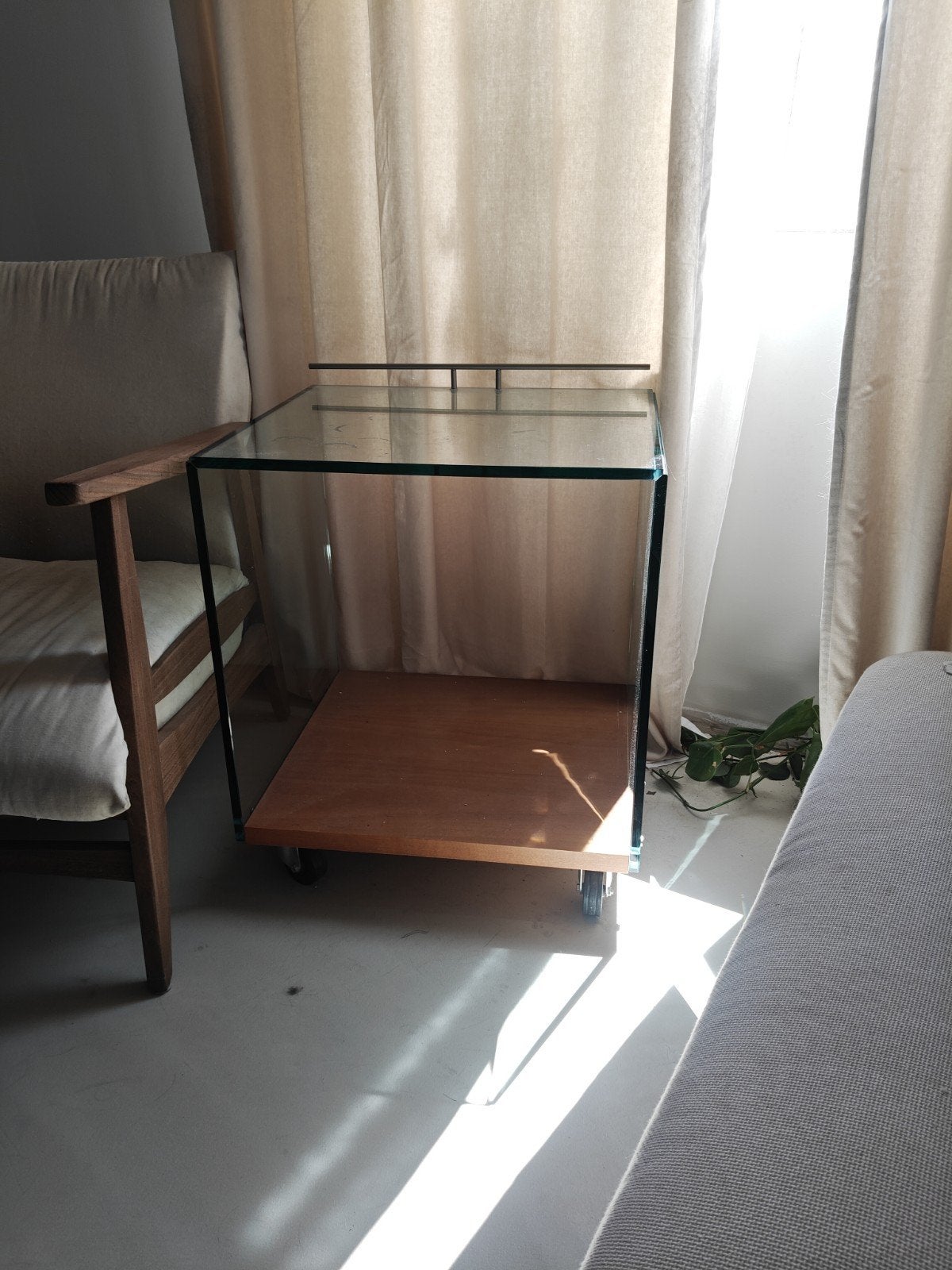 Glazen bijzettafel op wielen met houten onderblad, Ophalen, Minder dan 55 cm, Gebruikt, Vierkant