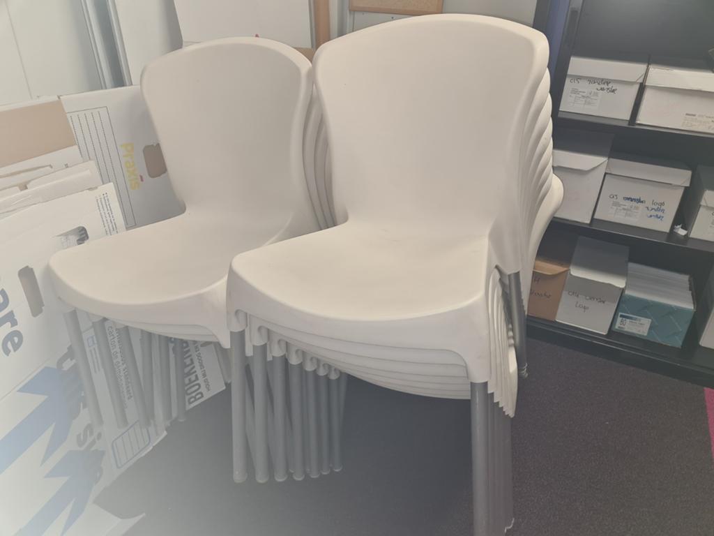 Witte stapelbare stoelen - Ideaal voor evenementen, Ophalen, Gebruikt, Wit, Modern, Praktisch