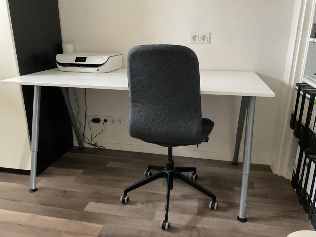 Bureau met wit tafelblad, 160x80, in hoogte verstelbaar, Huis en Inrichting, Bureaus, Ophalen, In hoogte verstelbaar, Zo goed als nieuw
