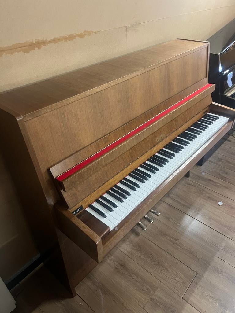 Petrof 116cm 1996 met nieuw vilt, Muziek en Instrumenten, Piano's, Ophalen, Bruin, Petrof, Zo goed als nieuw