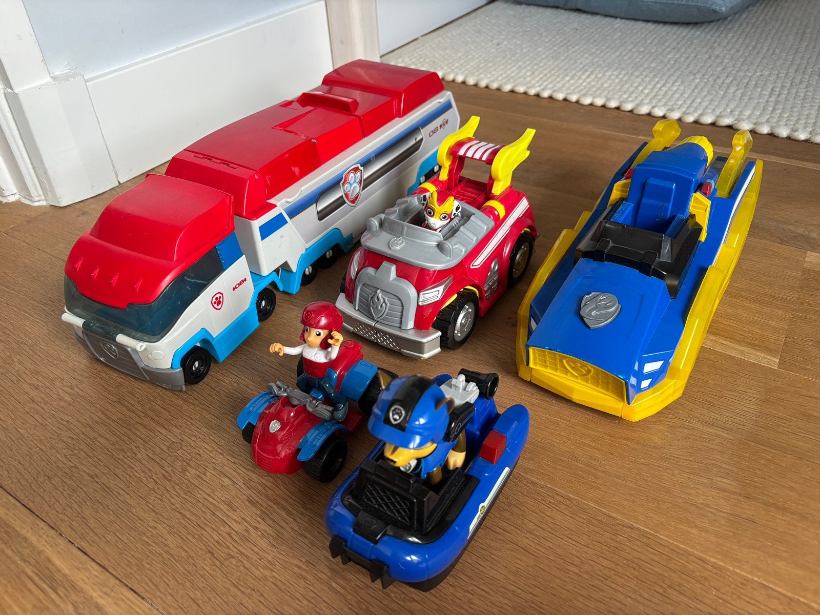 Paw patrol bus en auto voertuigen, Ophalen, Zo goed als nieuw
