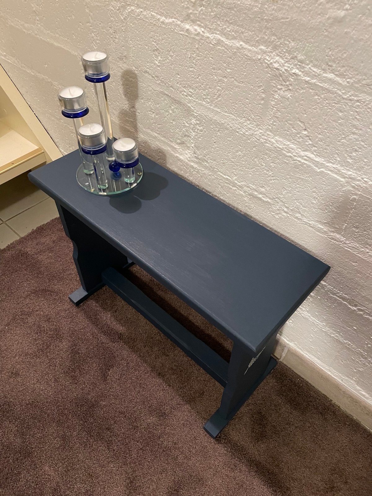 Donkerblauwe houten bankje/bijzettafel, Ophalen, Gebruikt, Tot twee personen, 50 tot 100 cm