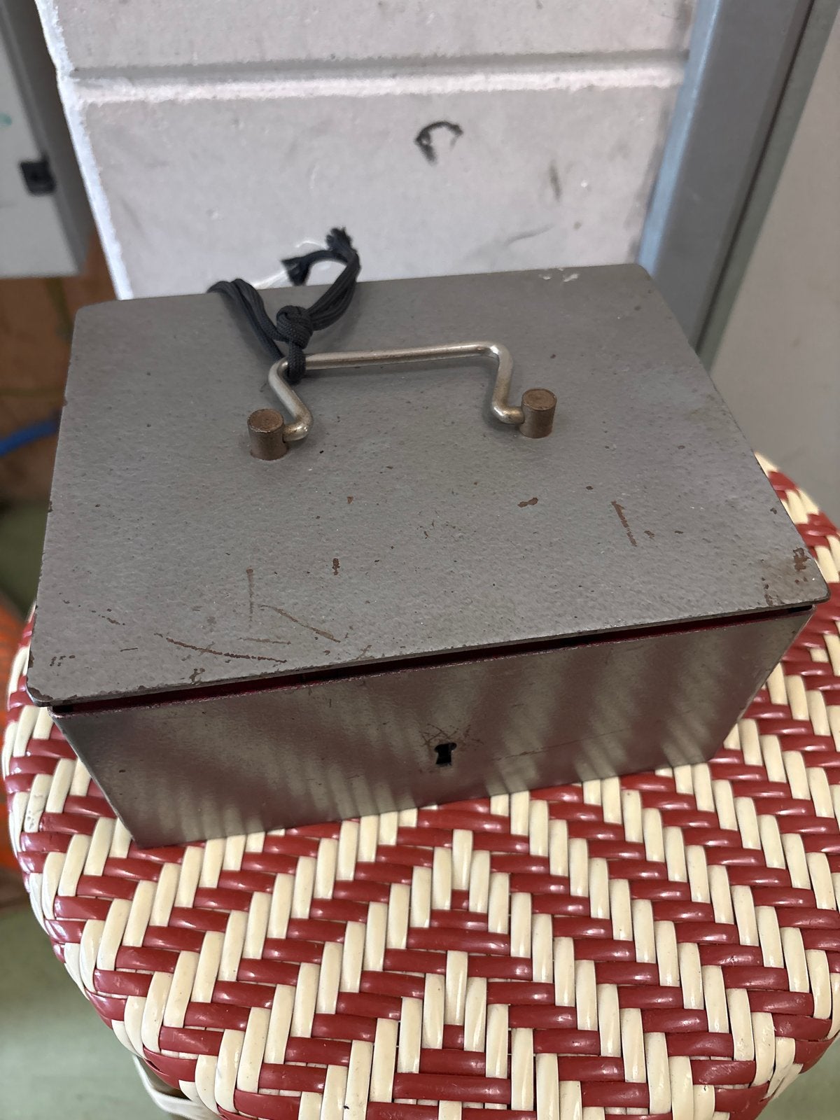Vintage Metalen Geldkistje / Kluisje - Rood & Grijs, Minder dan 50 cm, Gebruikt, 50 tot 100 cm, Ophalen of Verzenden
