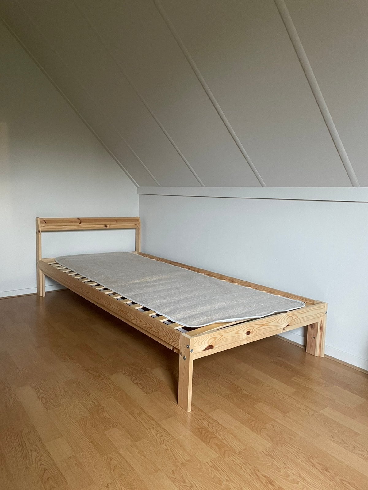 NEIDEN bedframe + lattenbodem + matrasbeschermer, Ophalen, 90 cm, Eenpersoons, Zo goed als nieuw
