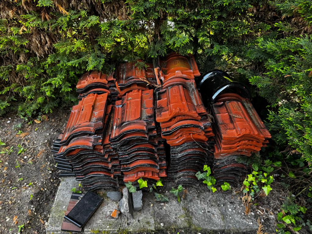 KDN dakpannen, rood/zwart, ca. 100 stuks, Ophalen, Gebruikt, Steen of Klei, 15 m² of meer