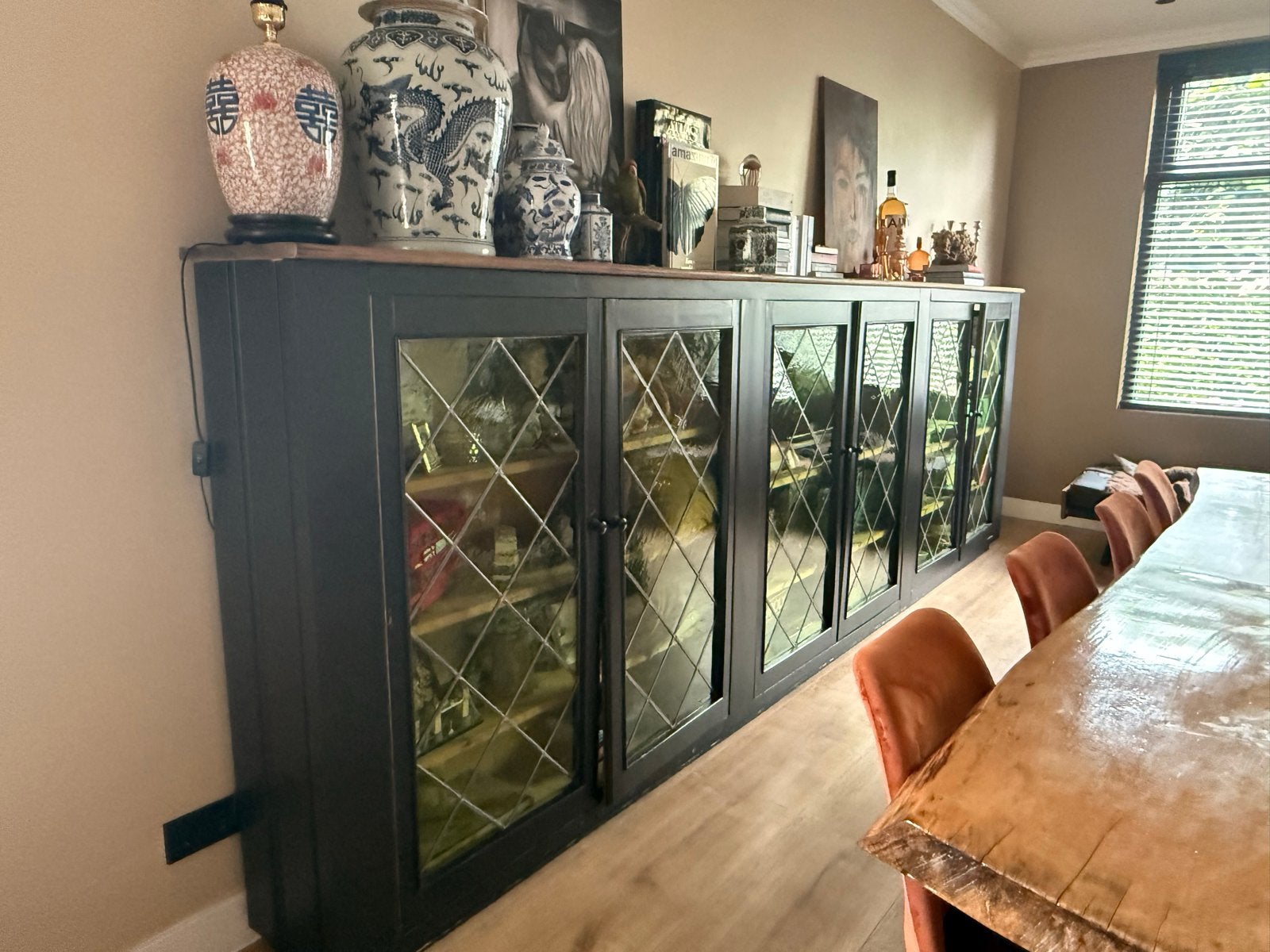 Lange zwarte kast met gele glas in lood deuren, Ophalen, Gebruikt, 200 cm of meer, 25 tot 50 cm