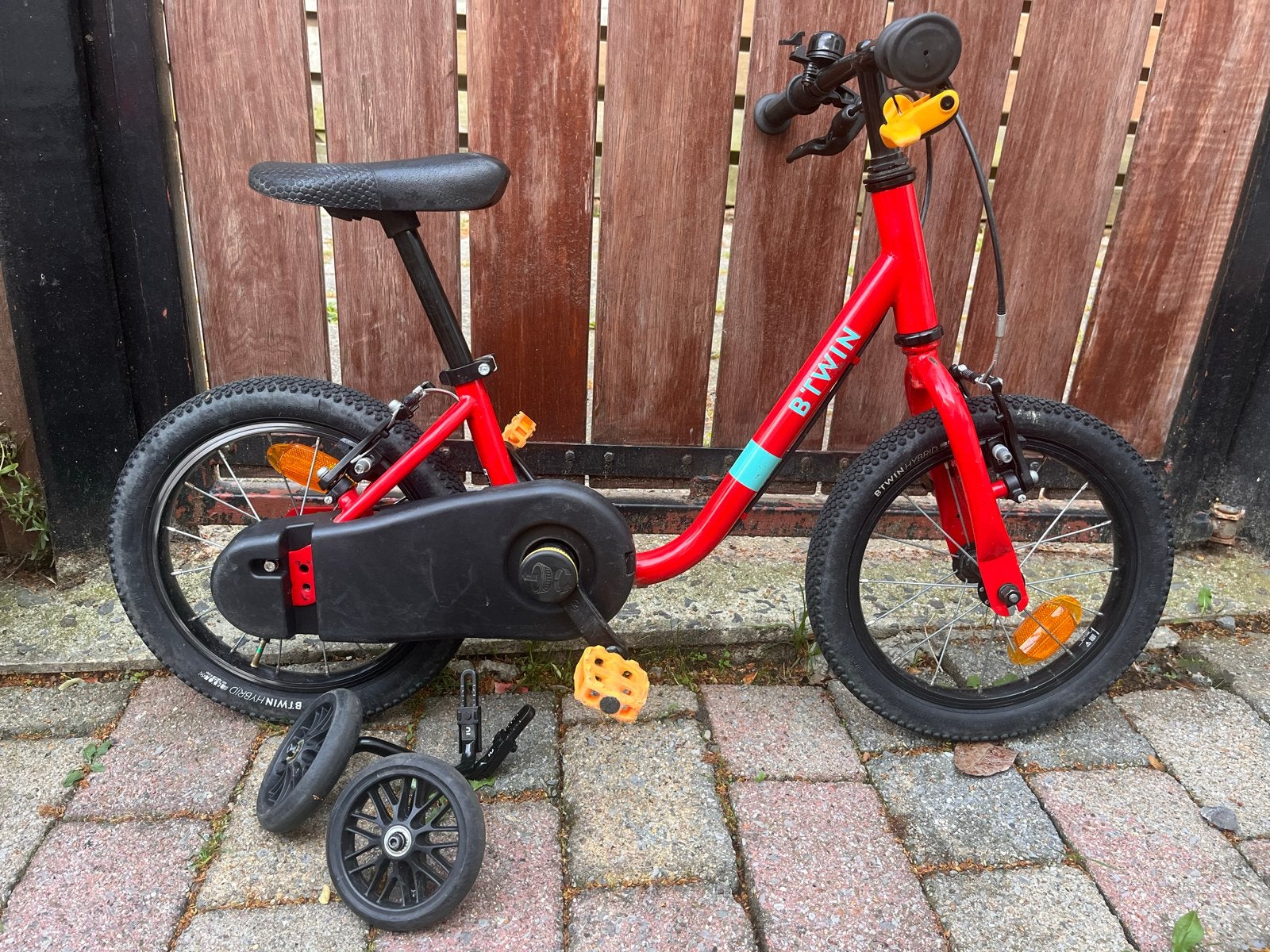 B'Twin Discover 500 Kinderfiets 14 inch rood met zijwieltjes, Terugtraprem, Zijwieltjes, Ophalen of Verzenden, 16 tot 20 inch
