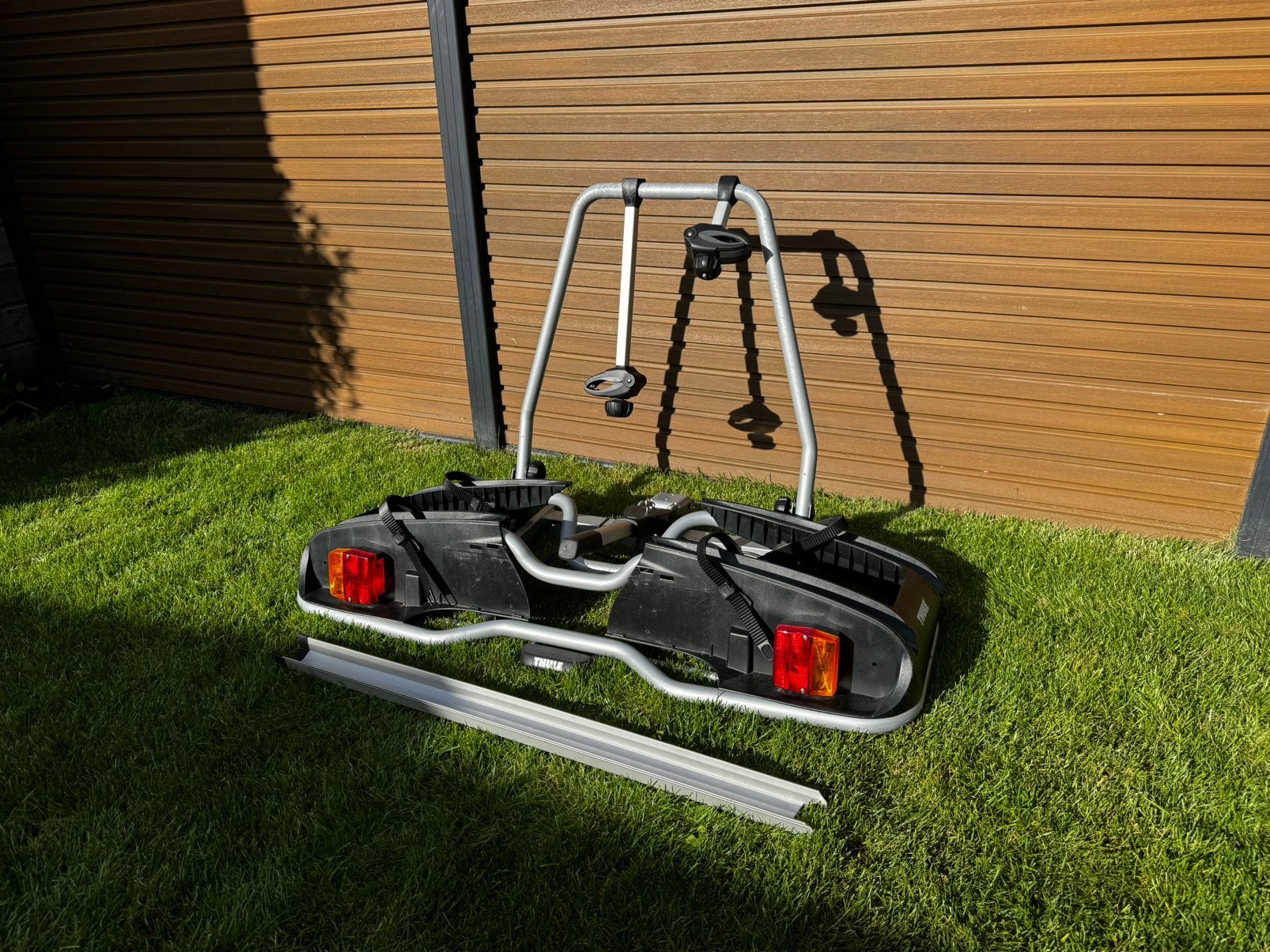 Thule EP916 met oprijgoot - 2 elektrische fietsen
