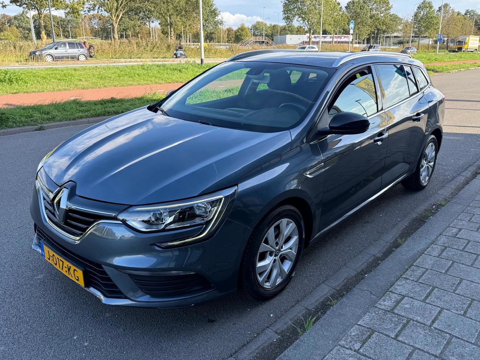 Renault Mégane Estate 1.3 TCe Limited/Automaat/Carplay/Airc, Auto's, Dealer onderhouden, Gebruikt, Euro 6, 4 cilinders