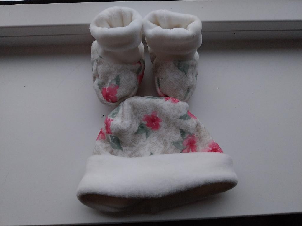 EMC Newborn babymutsje en slofjes 0-1 maand NIEUW, Kinderen en Baby's, Babykleding | Mutsen, Sjaals en Wanten, Maat 50, EMC, Nieuw