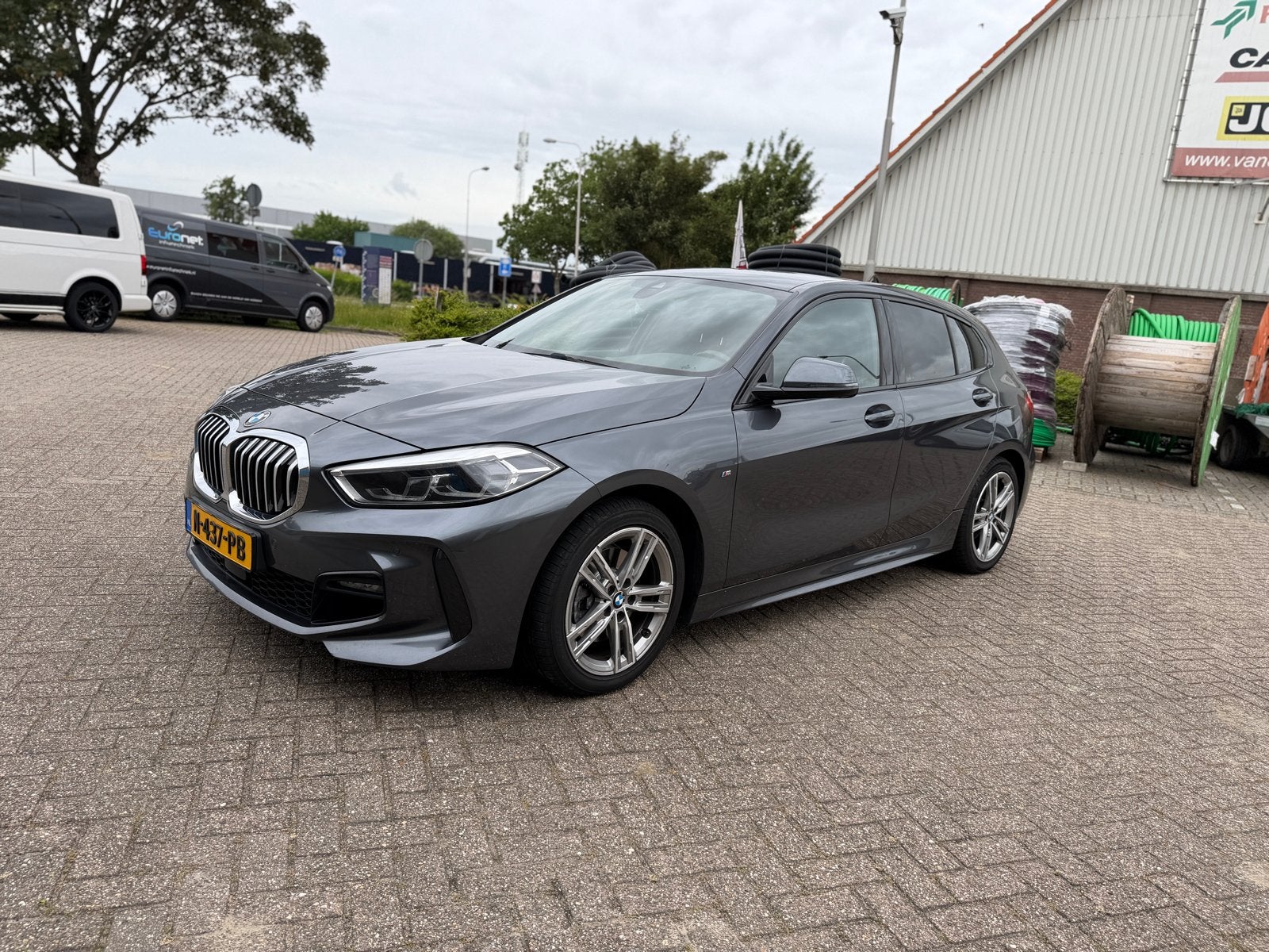 BMW 1-Serie 118i 136pk Aut 2021 Grijs, Auto's, 136 pk, 1295 kg, 3 cilinders, 695 kg