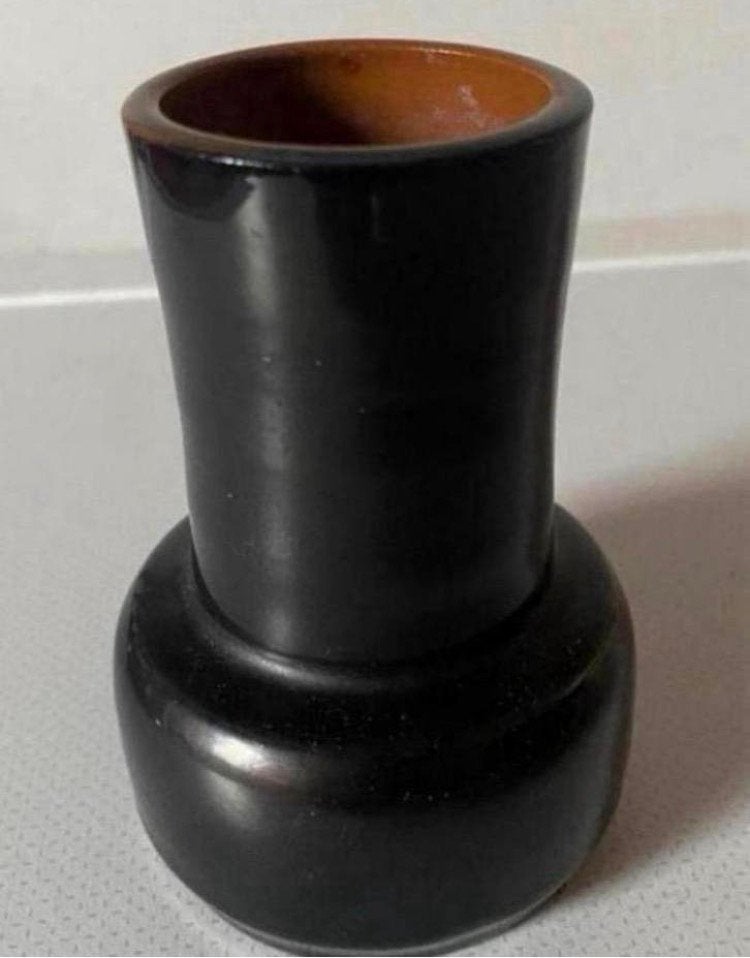Aardewerk zwart geglazuurd vaasje en bruin binnenin H9,5 cm., Ophalen of Verzenden, Zo goed als nieuw, Zwart