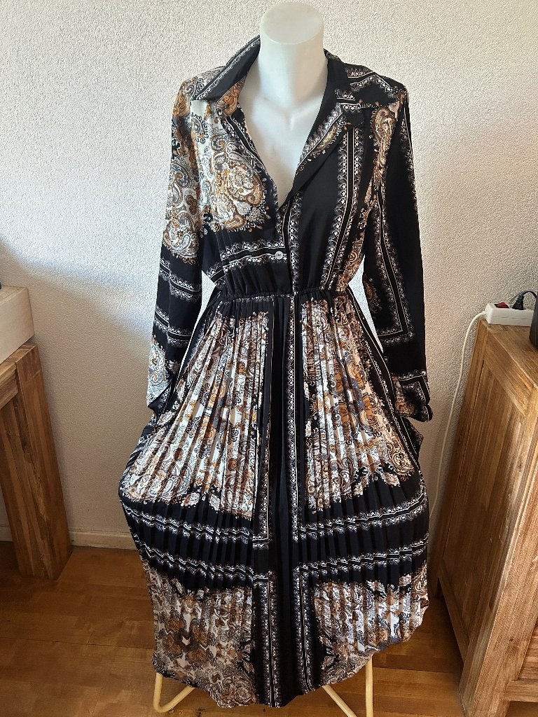 Guts & Gusto maxi jurk paisley plissé zwart M/L, Kleding | Dames, Jurken, Maat 38/40 (M), Guts & Gusto, Zwart, Ophalen of Verzenden
