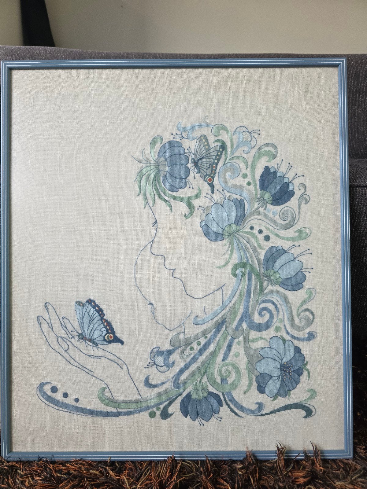 Retro geborduurd kunstwerk jaren '70 - Vrouw met vlinders, Portret of Personen, Ophalen of Verzenden, Ingelijst, Vintage