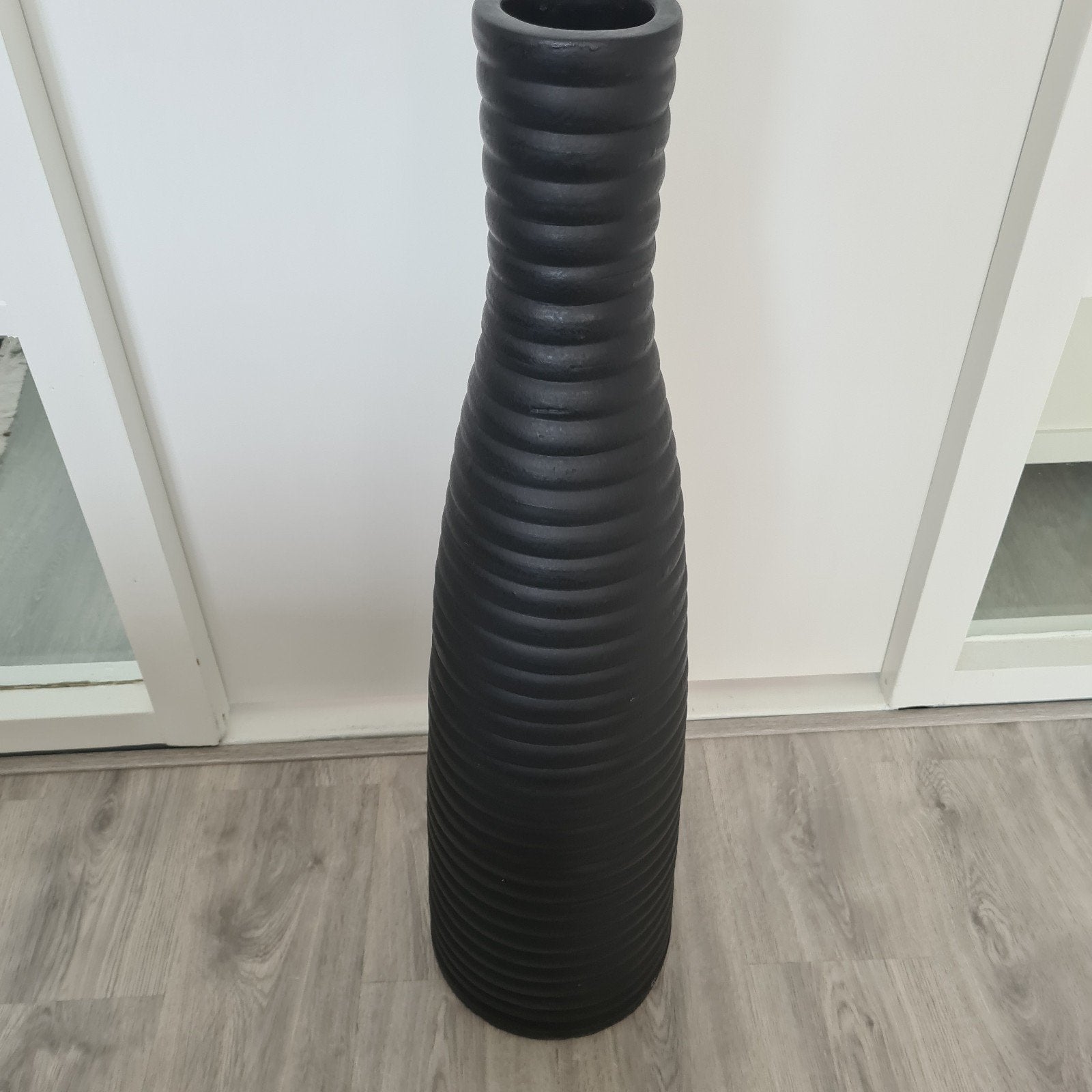 Hoge zwarte vaas met ribbelstructuur, Huis en Inrichting, Woonaccessoires | Vazen, Overige materialen, Zwart, Ophalen of Verzenden