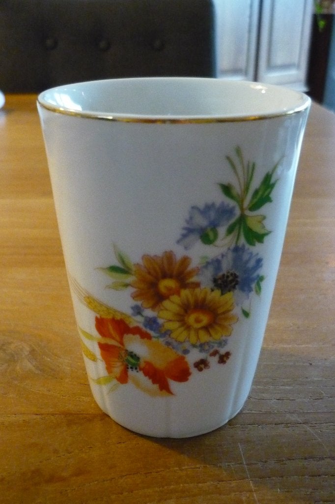 Beker Porselein met BLOEMMOTIEF (Czechoslovakia), Huis en Inrichting, Ophalen, Gebruikt, Overige typen, Overige stijlen