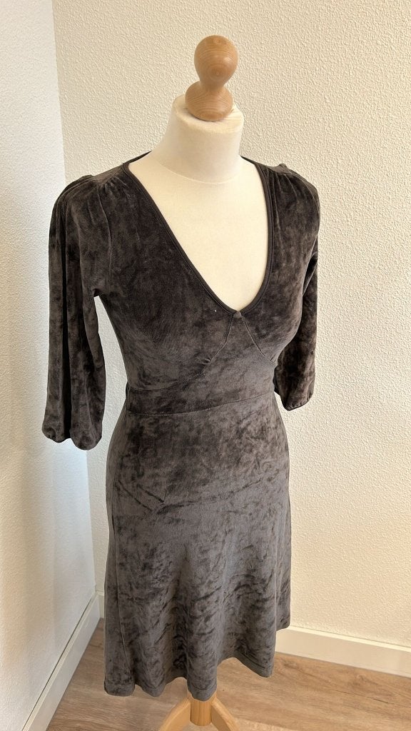 King Louie maat S grijze velvet dress 756, Kleding | Dames, Ophalen of Verzenden, Zo goed als nieuw, Knielengte, King Louie