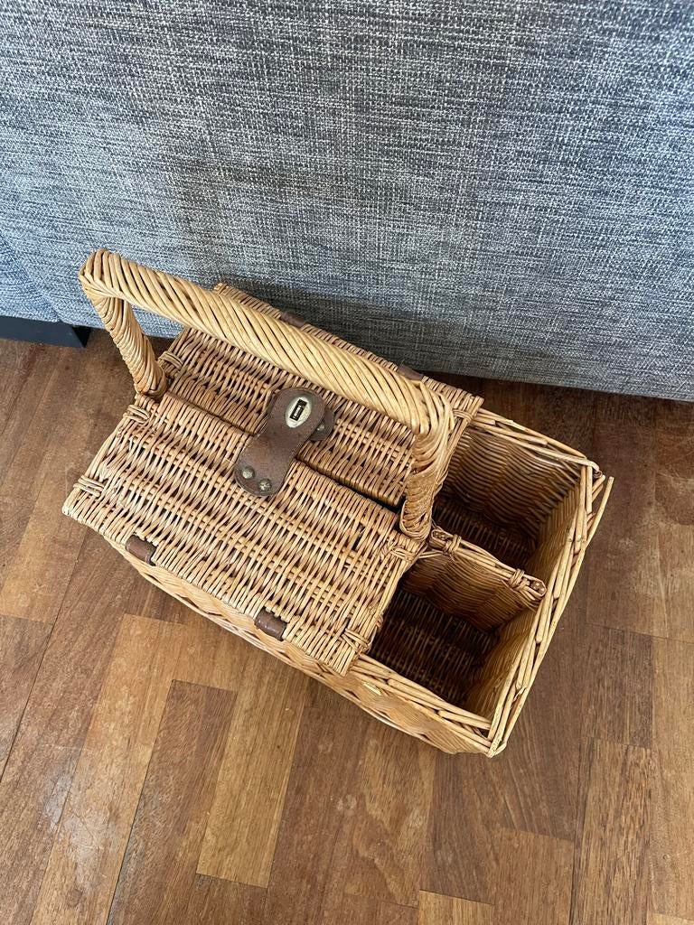 Vintage picknickmand van riet met geruite voering, Huis en Inrichting, Woonaccessoires | Schalen en Manden, Ophalen, Zo goed als nieuw