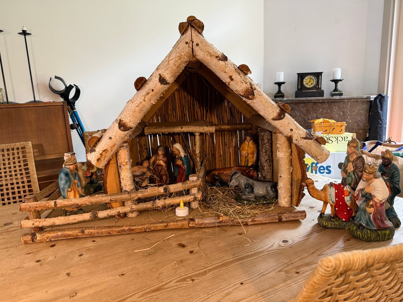 Massief houten kerststal met mooie Portugese beelden, Diversen, Ophalen, Gebruikt
