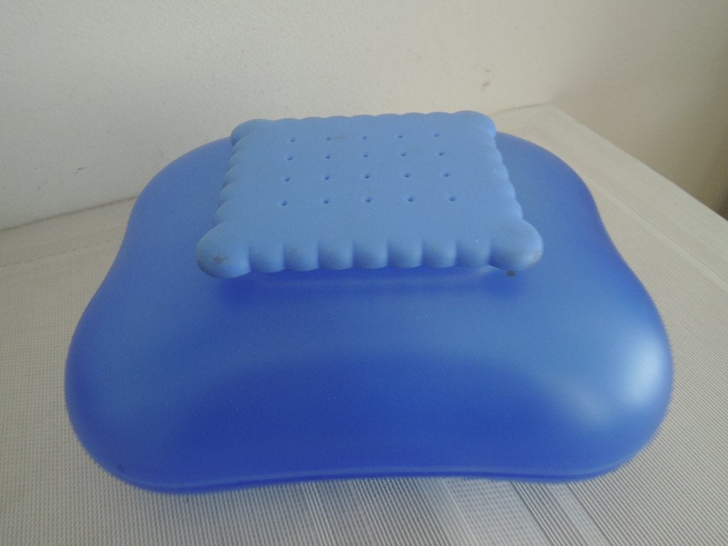 Blauwe Alessi koektrommel "Mary Biscuit", Antiek en Kunst, Ophalen of Verzenden, Overige typen, Blauw, Kunststof