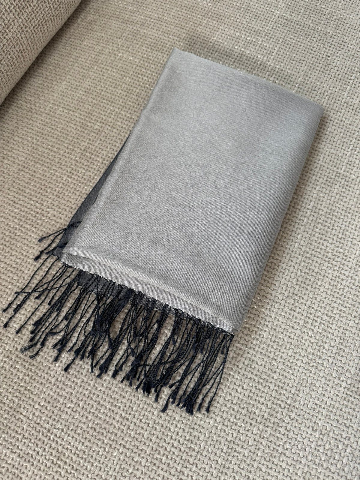 Mooie grijze 100% zijde sjaal. Merk ipekevi. 200x 70 cm., Kleding | Dames, Ophalen of Verzenden, Zo goed als nieuw, Maat 46/48 (XL) of groter