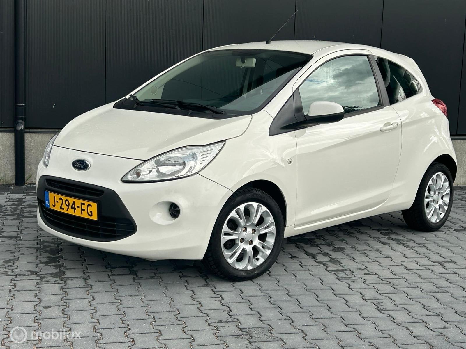 Ford Ka 1.2 Titanium X Airco, stoelverwarming, zeer netjes, Voorwielaandrijving, Gebruikt, 4 cilinders, 4 stoelen