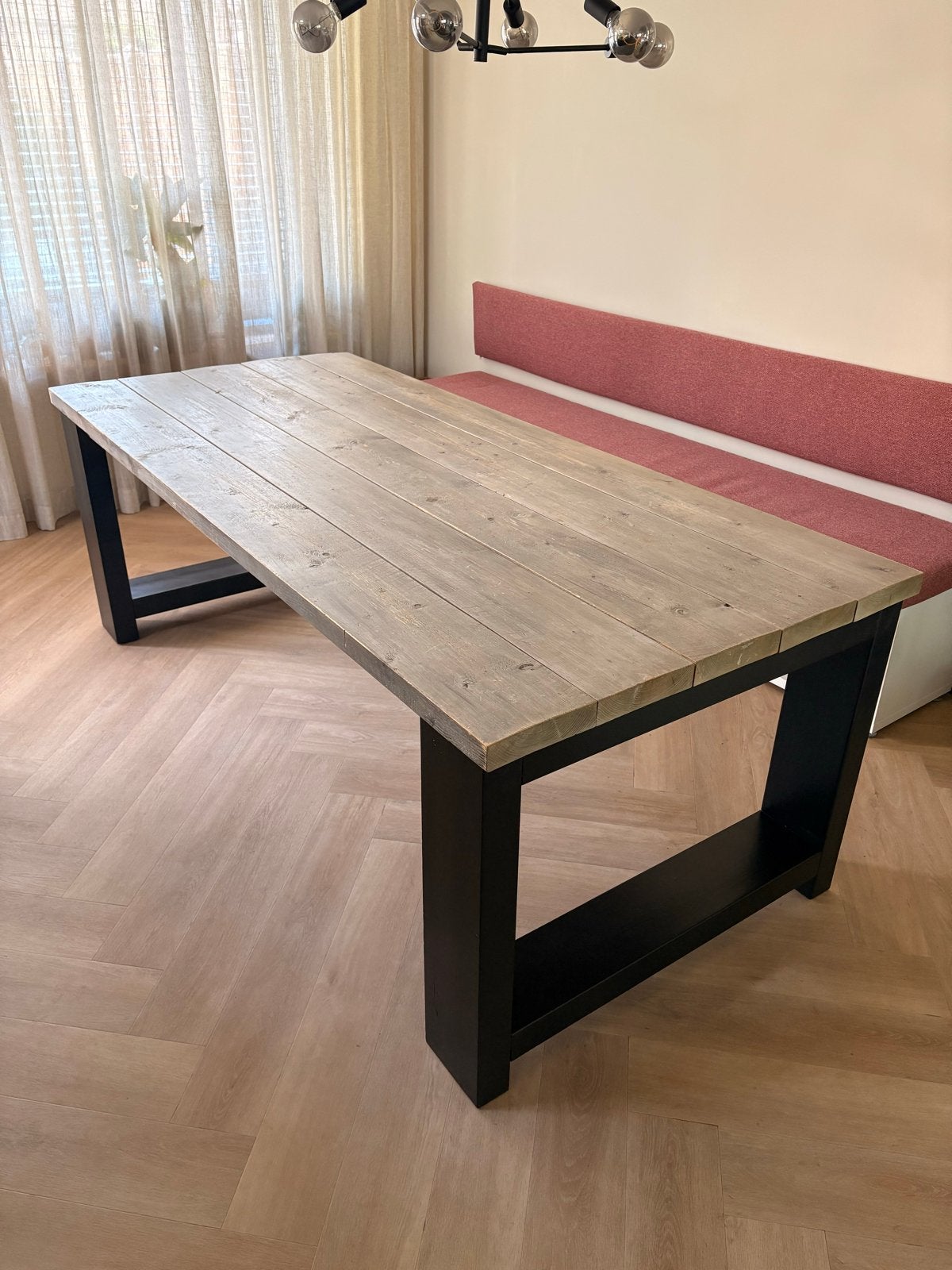 Houten eettafel met een strak zwart U-onderstel., Huis en Inrichting, Tafels | Eettafels, Ophalen, Gebruikt, 50 tot 100 cm, 150 tot 200 cm