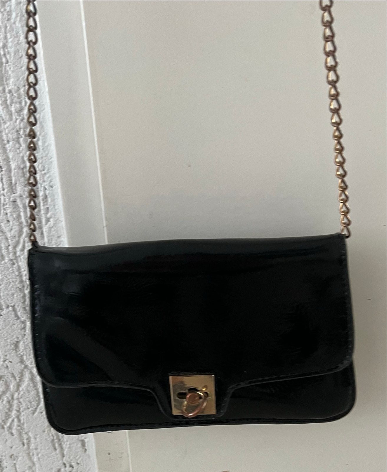 Zwart lak schoudertasje met gouden ketting, Sieraden, Tassen en Uiterlijk, Tassen | Damestassen, Ophalen of Verzenden, Zo goed als nieuw