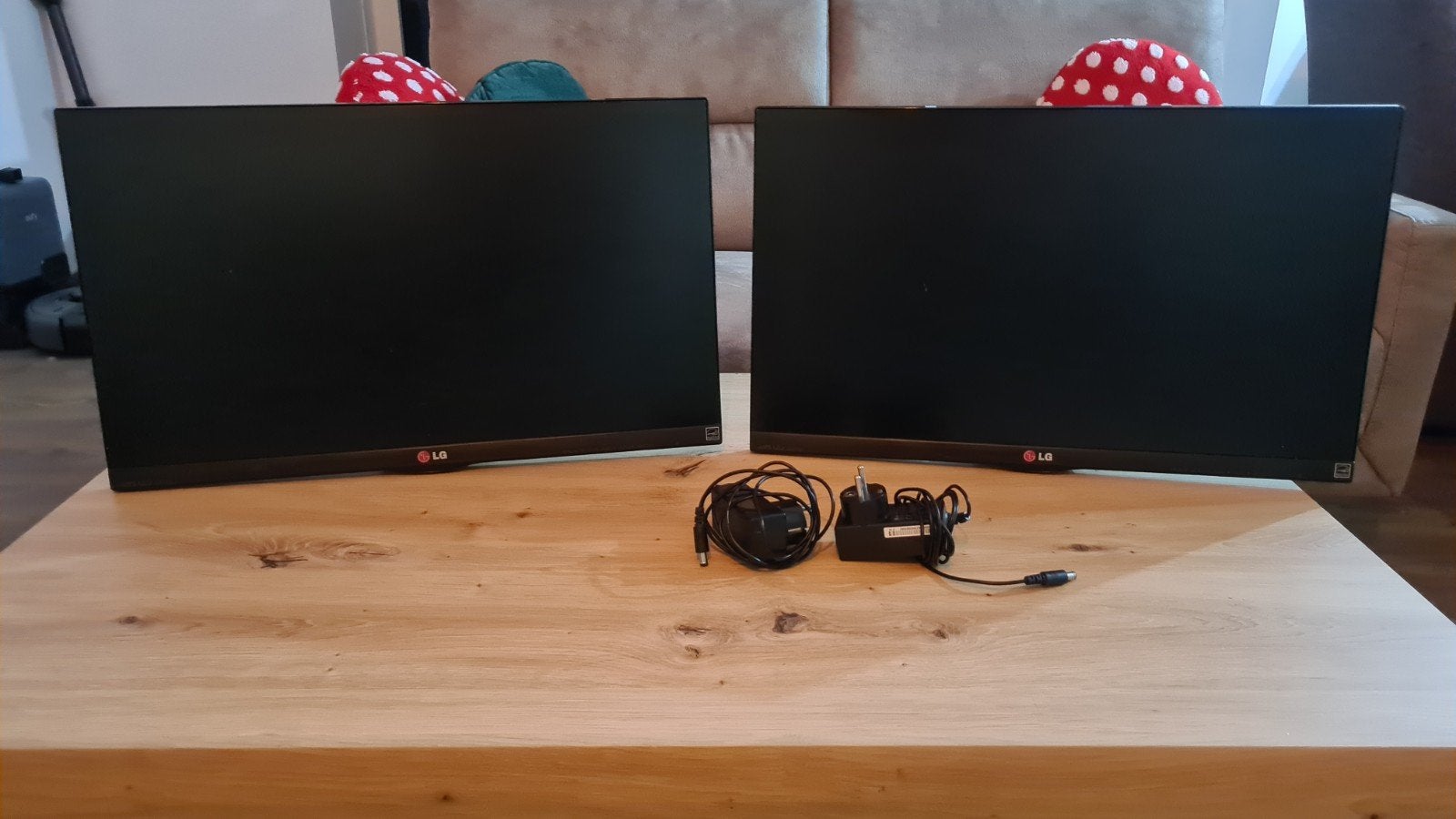 2x LG Flatron 23EA63V-P scherm, IPS, Full HD, Zo goed als nieuw, LG